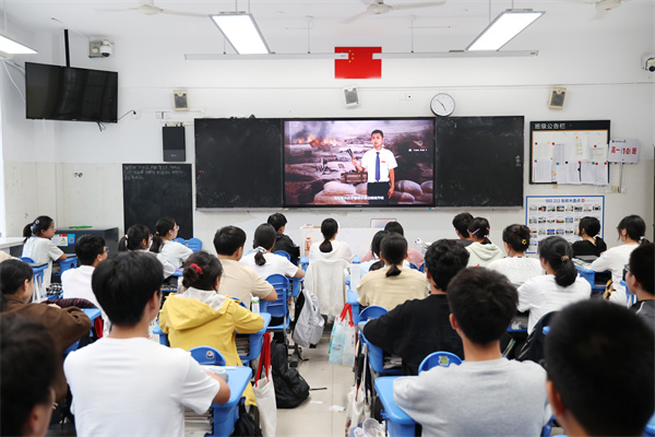 合肥七中“王庆平班”成功举办“学习王庆平烈士精神”主题班会(图3) 合肥七中“王庆平班”成功举办“学习王庆平烈士精神”主题班会(图3)