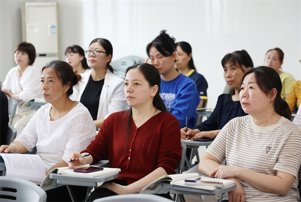 宿舍管理不“头疼”!合肥七中专项培训让生活老师变身“沟通达人”(图2) 宿舍管理不“头疼”!合肥七中专项培训让生活老师变身“沟通达人”(图2)