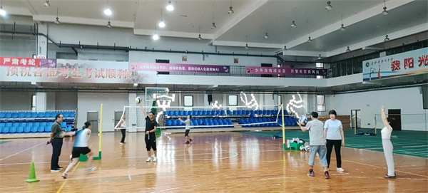 合肥七中认真备战市文教系统职工气排球比赛(图1)
