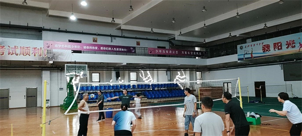 合肥七中认真备战市文教系统职工气排球比赛(图2) 合肥七中认真备战市文教系统职工气排球比赛(图2)