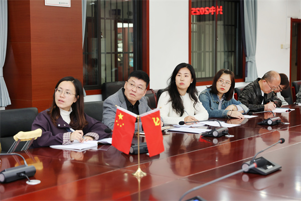 与会党员.jpg 与会党员.jpg