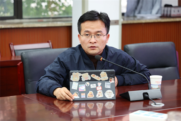 何凤四主任.jpg 何凤四主任.jpg