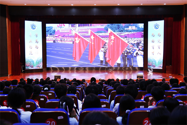 合肥市第七中学组织全校师生集中收看抗日战争胜利80周年阅兵仪式1.jpg