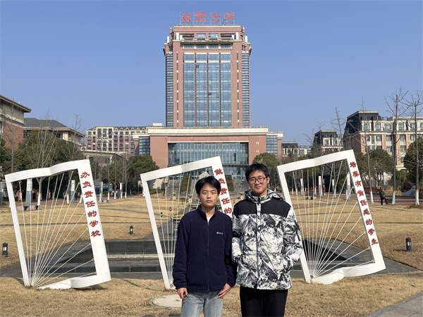 与同学在图书馆前留影.jpg 与同学在图书馆前留影.jpg