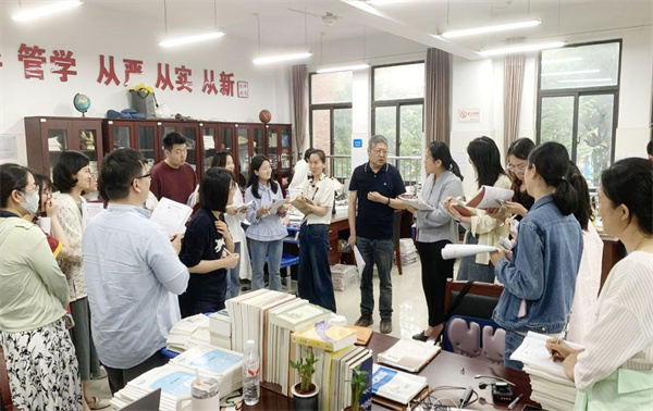从“站稳讲台”到“深耕课堂”,语文组“青蓝”共舞进行时!(图1) 从“站稳讲台”到“深耕课堂”,语文组“青蓝”共舞进行时!(图1)