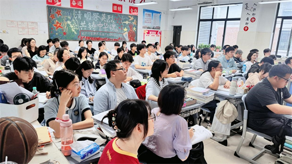 从“站稳讲台”到“深耕课堂”,语文组“青蓝”共舞进行时!(图4) 从“站稳讲台”到“深耕课堂”,语文组“青蓝”共舞进行时!(图4)