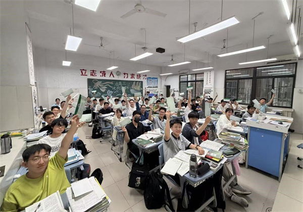 锦旗背后:在合肥七中,没有一位同学会独自面对风雨(图2) 锦旗背后:在合肥七中,没有一位同学会独自面对风雨(图2)