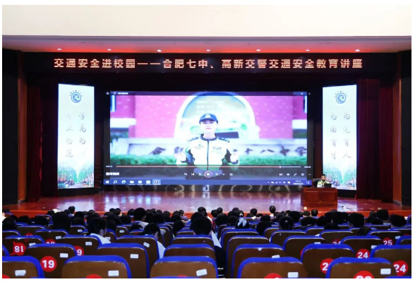 黑板敲敲,头盔戴好!交警叔叔来为安全出行“划重点”
