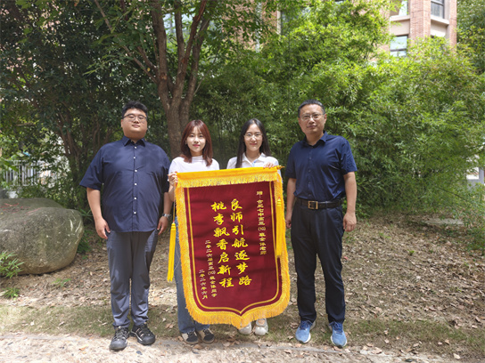 锦旗熠熠，师恩绵长：在合肥七中，遇见最暖的“引路人”(图1)