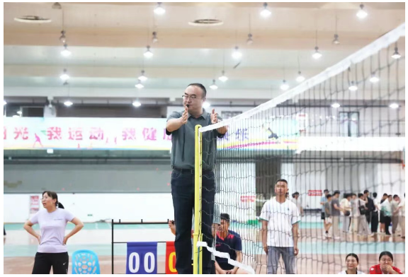 以球会友,健康第一,教职工气排球比赛超燃开赛(图1) 以球会友,健康第一,教职工气排球比赛超燃开赛(图1)