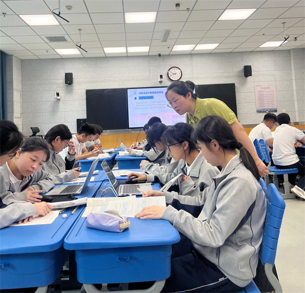 许珂老师上课2.jpg 许珂老师上课2.jpg