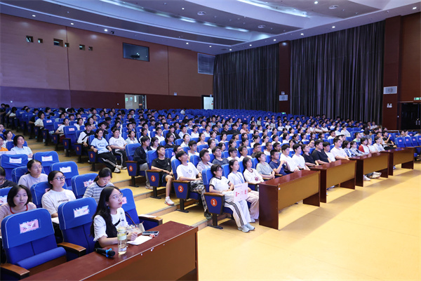 智启未来,探秘AI:合肥七中“桃蹊大讲堂”点亮科学启蒙第一课(图2) 智启未来,探秘AI:合肥七中“桃蹊大讲堂”点亮科学启蒙第一课(图2)