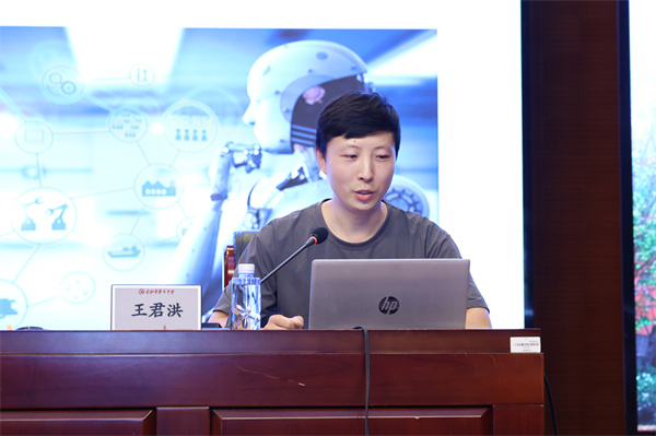 智启未来,探秘AI:合肥七中“桃蹊大讲堂”点亮科学启蒙第一课(图5) 智启未来,探秘AI:合肥七中“桃蹊大讲堂”点亮科学启蒙第一课(图5)