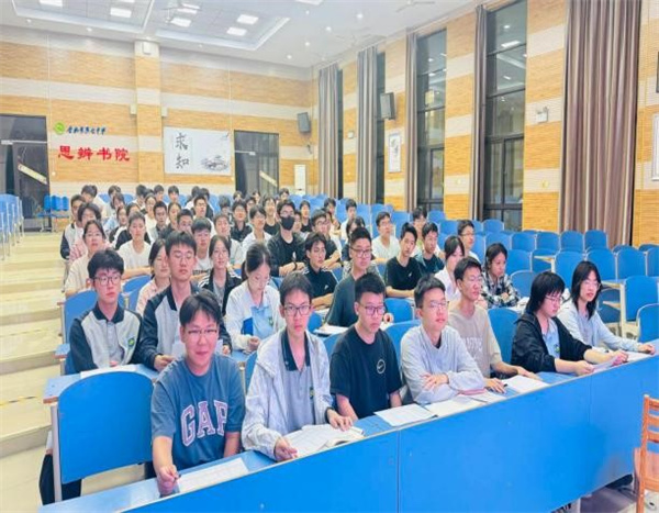 从“头衔”到“信任”:这场学生自主管理委员会聚焦安全与心理(图2) 从“头衔”到“信任”:这场学生自主管理委员会聚焦安全与心理(图2)
