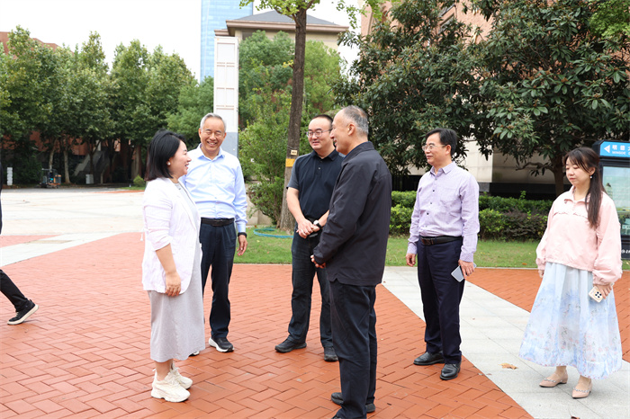 合肥市教育局领导莅临合肥七中调研慰问新疆高中班学子(图4) 合肥市教育局领导莅临合肥七中调研慰问新疆高中班学子(图4)