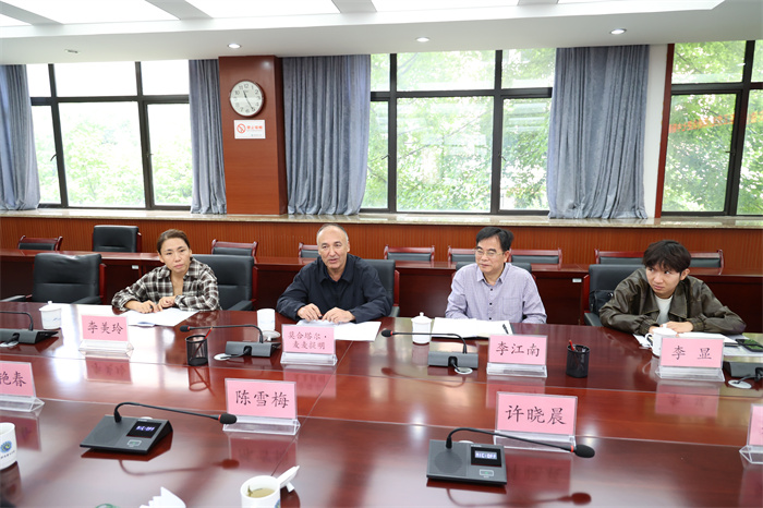 新疆驻安徽省工作组莅临合肥七中调研新疆高中班办学工作(图5) 新疆驻安徽省工作组莅临合肥七中调研新疆高中班办学工作(图5)