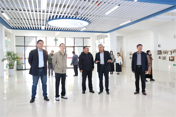 新疆教育协作中心莅临合肥七中调研新疆高中班办学工作(图1) 新疆教育协作中心莅临合肥七中调研新疆高中班办学工作(图1)